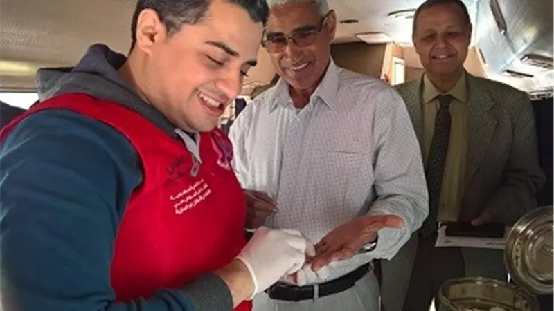 رئيس جامعة جنوب الوادى يخضع للمسح الطبى ضمن مبادرة 