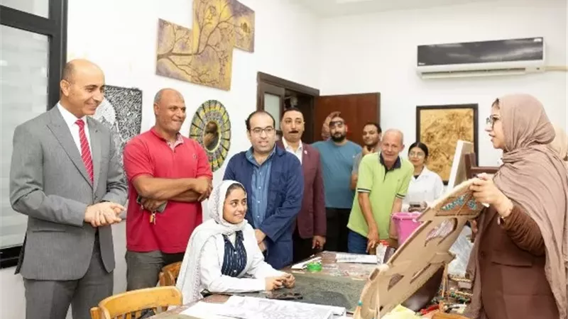 ترابيس يلتقي بعثة الجامعة المشاركة بأسبوع الشباب بجامعة المنيا