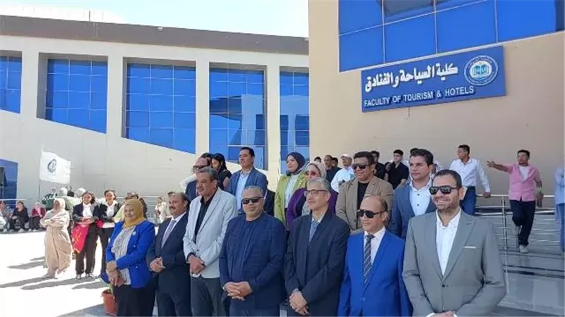 عمداء جامعة الغردقة والطلاب يقيمون ممر شرفى للطلاب الجدد