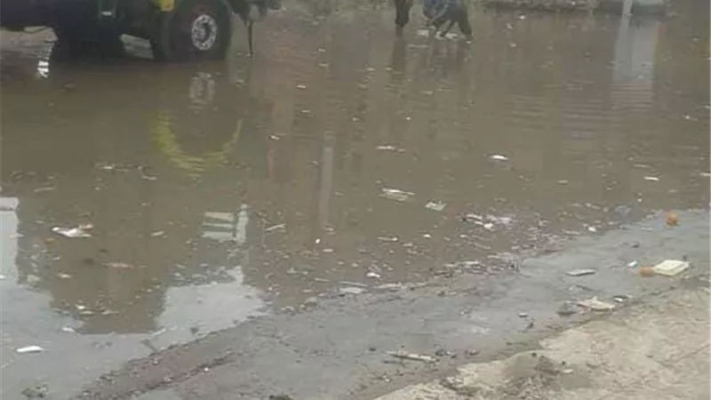 غرق شوارع منطقة الجمهورية بالمحلة بسبب كسر ماسورة المياه ورئيس الشركة فى غيبوبة