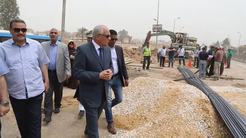 محافظ الجيزة يتفقد موقع الهبوط الارضى باتجاه طريق الفيوم وتحويلات مرورية بمنطقة الأعمال