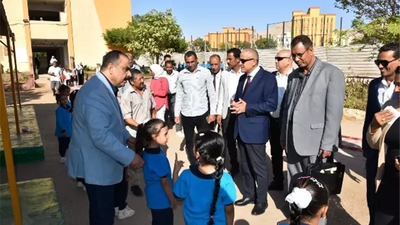 محافظ الأقصر يتفقد عددًا من المدارس بالزينية والقرنة