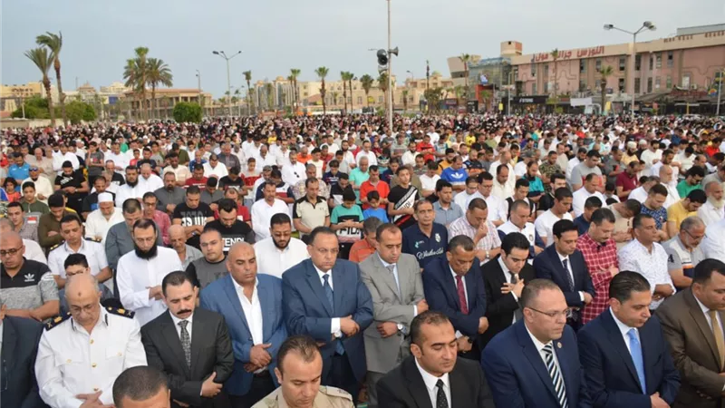 محافظ بورسعيد يشارك الاهالى صلاة العيد وسط أجواء احتفالية بساحة المعمورة