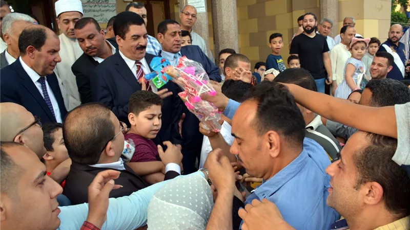 مرزوق يؤدي الصلاة بمسجد ناصر بينها ويهنئ المواطنين