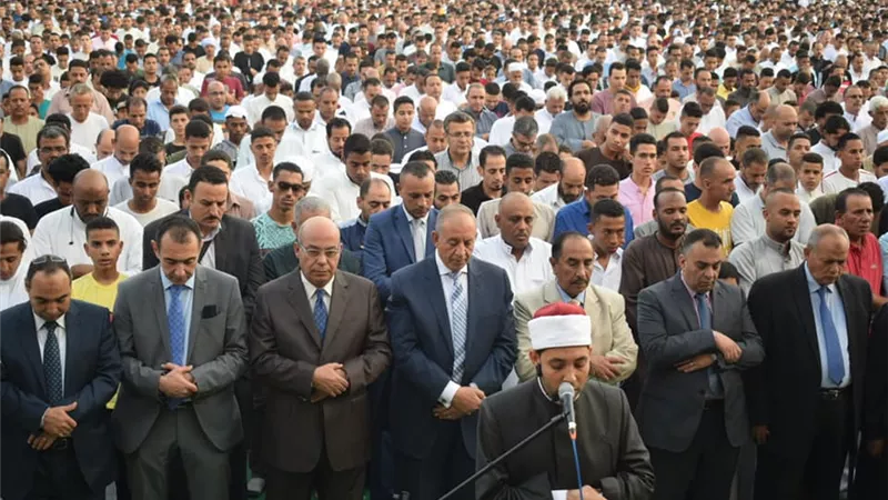الألاف أدوا صلاة عيد الفطر المبارك فى 111 ساحة و مسجدب.. والبالونات رسمت البهجة على وجوه الأطفال