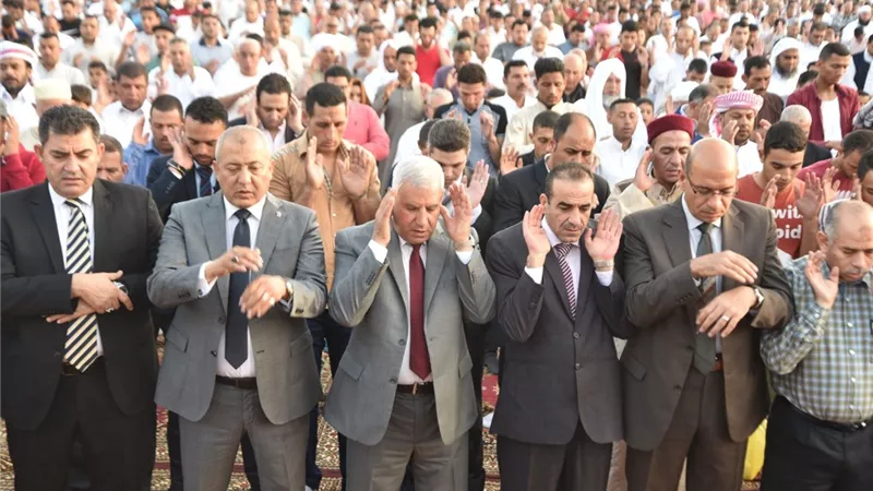 محافظ مطروح يؤدي صلاة العيد بمركز الشباب
