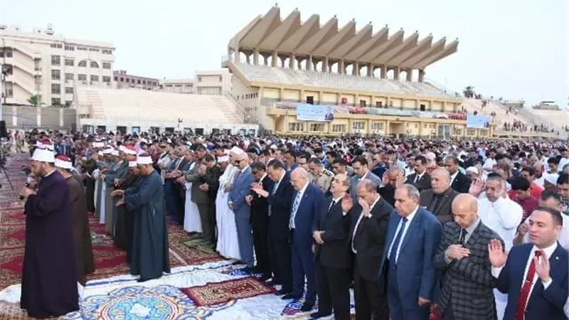 محافظ الشرقية يؤدي صلاة عيد الفطر باستاد الزقازيق