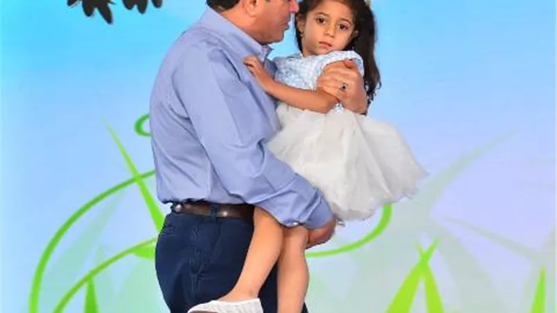 ابنة شهيد رفضت ترك الرئيس وقام بحملها طوال مدة التكريم ..صور