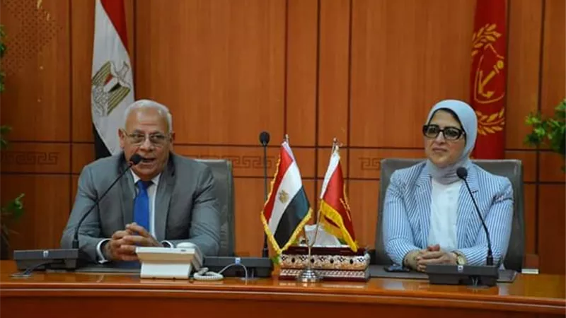 توقيع عقود الدفعة الاولي من العاملين بالتأمين الصحي الجديد ببورسعيد