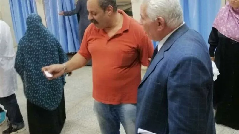 وكيلي الصحة والتعليم يطمئنان علي طالب سقط من اعلى بلجنة الامتحانات بالبحيرة