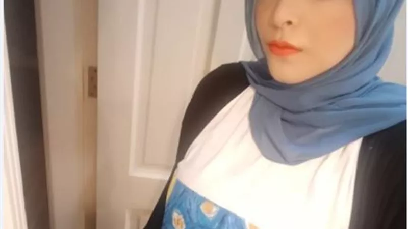 طالبة علم نفس عاشقة للرسم .. صور
