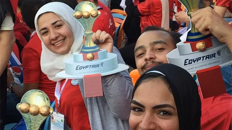 بالصور.. مصر للطيران تساند المنتخب الوطني من المدرجات في لقاء جنوب افريقيا