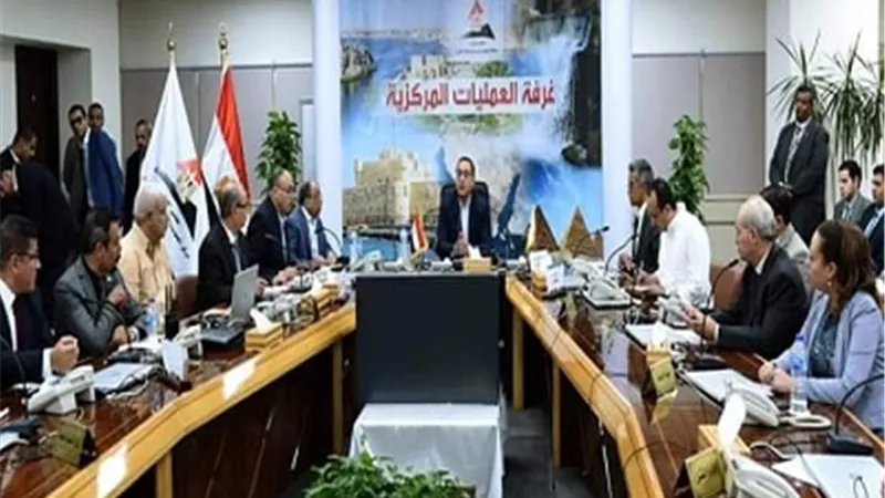 مدبولى يتابع من غرفة عمليات مجلس الوزراء تطبيق تعريفة الركوب الجديدة