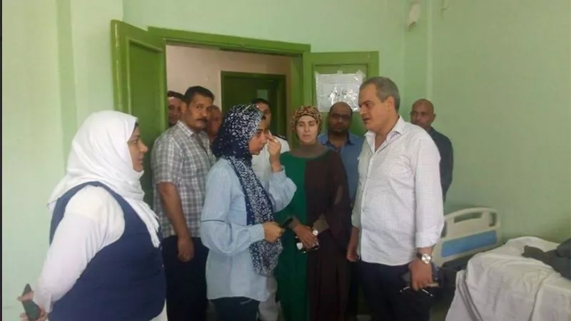 رئيسة مدينة سفاجا ووكيل وزارة الصحة يطمئنا على طلاب حادث إنقلاب أتوبيس الرحلات