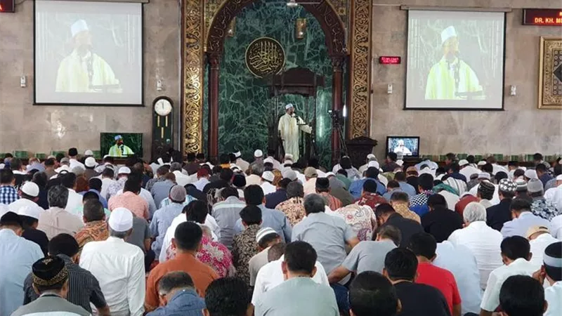 خريجي الأزهر بإندونيسيا تستكمل رحمة للعالمين بخطبة الجمعه احتفالا بالمولد النبوي ... صور