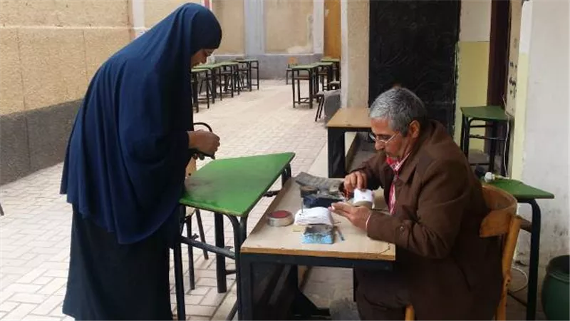 أصحاب المعاشات بكفر الشيخ يتوافدون على 37مدرسة لصرف مستحقاتهم.صور