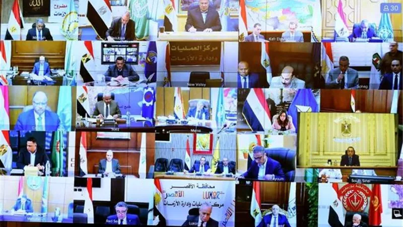 رئيس الوزراء يتابع أعمال صرف المعاش وشرائح الإنترنت لطلاب الصف الأول الثانوى