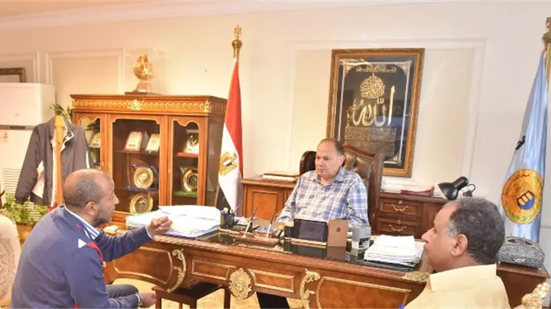 محافظ أسيوط يلتقي وكيل وزارة التموين ورئيس الغرفة التجارية لمتابعة توفر السلع في الأسواق