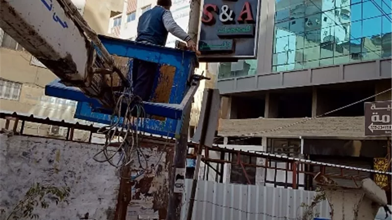 ازالة ٢٥ اعلانا عشوائيا من شوارع حى ثان الزقازيق.صور