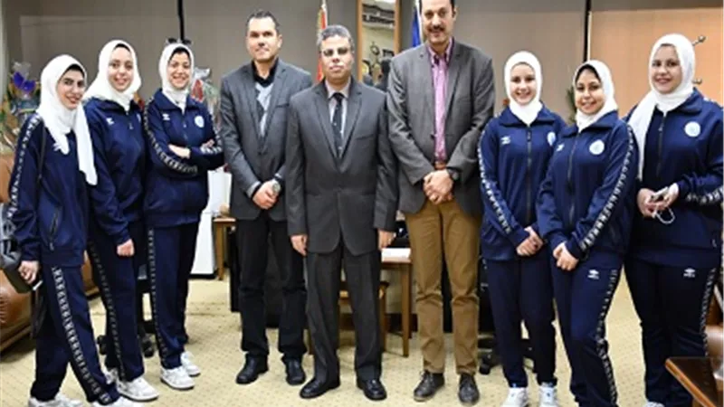 تكريم الطالبة المتميزة لجامعة القناة بالملتقى التثقيفى للفتاة الجامعية
