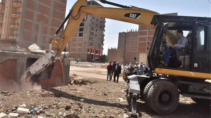 محافظ أسيوط يقود حملة مكبرة لإزالة مخالفات البناء والتعديات بحي غرب ومركز أبنوب