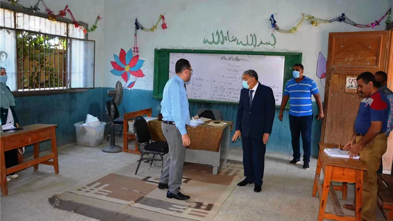 محافظ المنيا يتفقد لجان الانتخابات مع بدء استقبال الناخبين