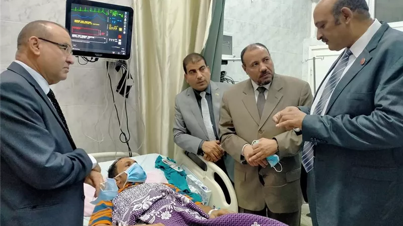 نائب رئيس جامعة الأزهر للوجه القبلي يطمئن على الحالة الصحية لأحد أعضاء هيئة التدريس