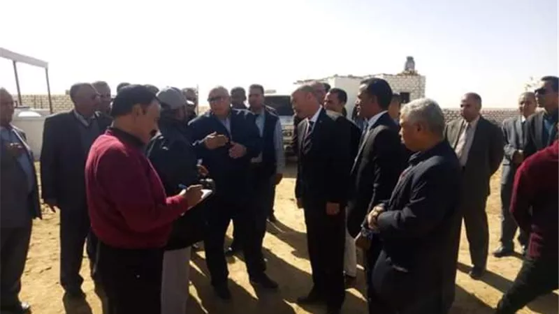 محافظ الوادي الجديد يتفقد مشروع ١٧ ألف طائر داجنى لتوفير اللحوم البيضاء .صور