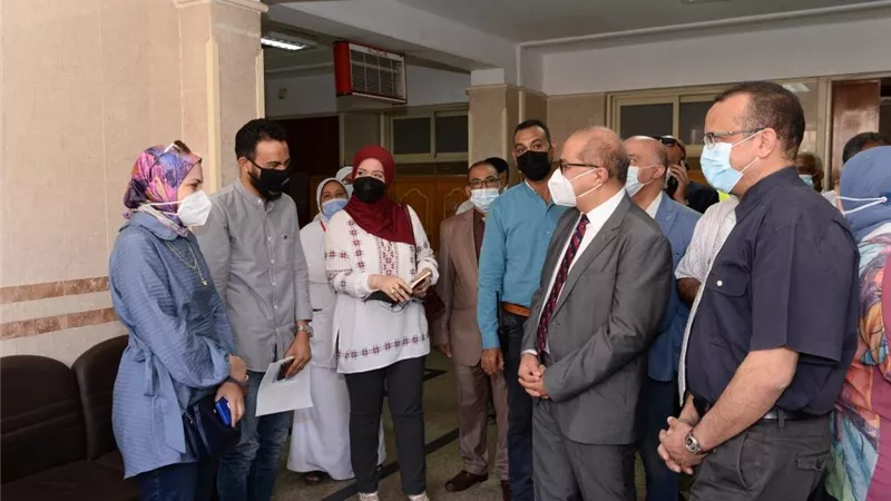 رئيس جامعة أسيوط فى زيارة لمقرات حملة تطعيم أبناء الجامعة باللقاح المضاد لفيروس كورونا