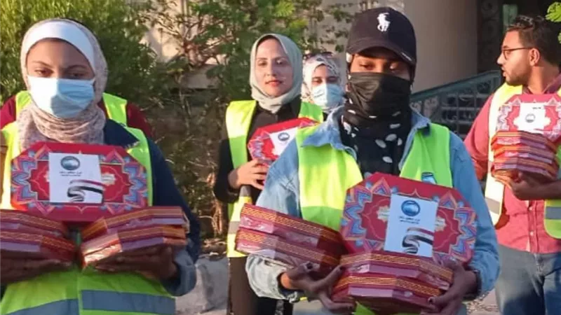 مستقبل وطن يوزع حلوي المولد النبوي الشريف علي المارة بشوارع مدينة الغردقة