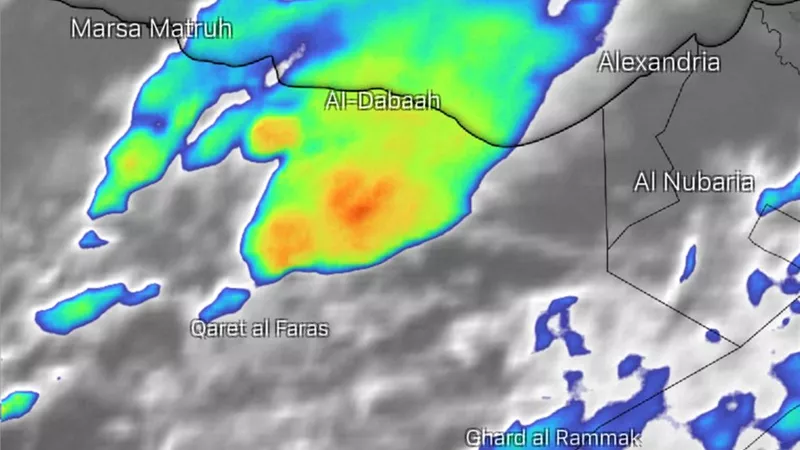 بالفيديو.. سحب رعدية على الضبعة والعلمين