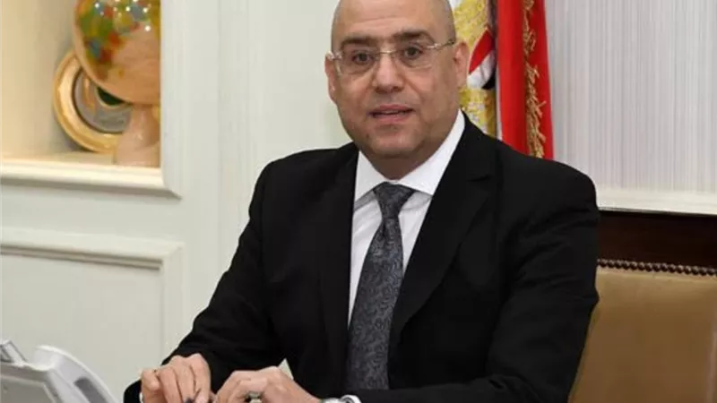 وزير الإسكان يصدر قرارات بإزالة تعدى على حق الدولة ومخالفة بالحى الأول فى العاشر من رمضان