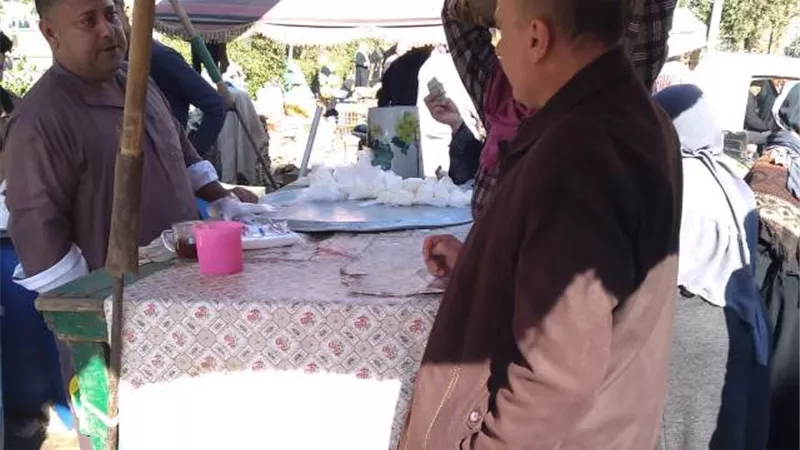 إعدام ٢ طن أغذية فاسدة وغلق ١٠ منشآت مخالفة فى الشرقية.. بالصور