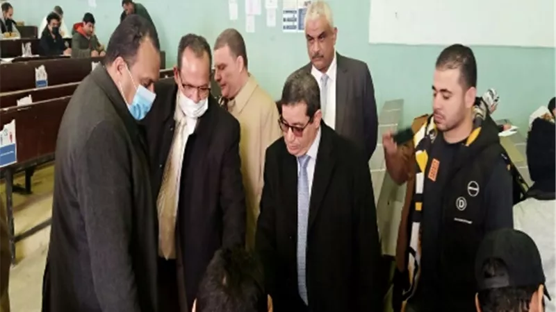 نائب رئيس جامعة بنها لشئون التعليم يتفقد سير الامتحانات بكلية الحقوق