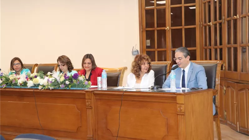 نقيب الإعلاميين يحكم مشروعات التخرج لقسم الاعلام بجامعة عين شمس