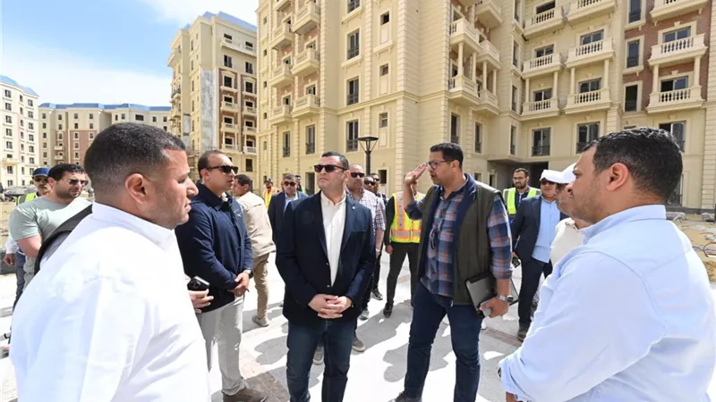 وزير الإسكان يتفقد مشروع الحي اللاتيني بمدينة العلمين الجديدة