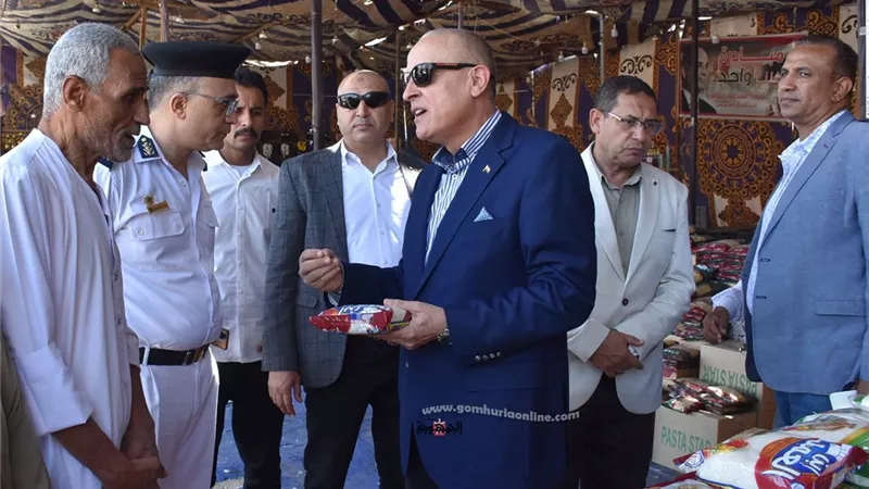 محافظ الأقصر يلتقى المواطنين فى الشوارع ويوجه بضبط أسعار السلع