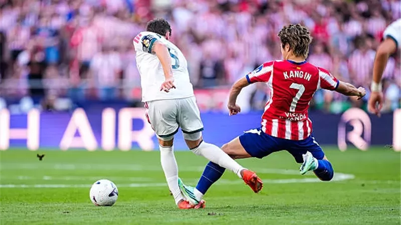لجنة الحكام بالليجا: لاعب أتلتيكو مدريد يستحق الطرد