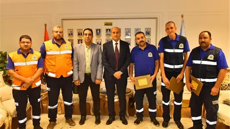 محافظ أسيوط يكرم 3 من العاملين بهيئة الإسعاف لأمانتهم.