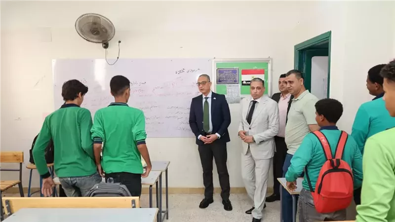 محافظ الجيزة يتفقد انتظام الدراسة بمجمع مدارس بولاق الدكرور
