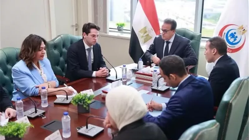 وزير الصحة يبحث تطوير منظومة الإسعاف الجوي في مصر