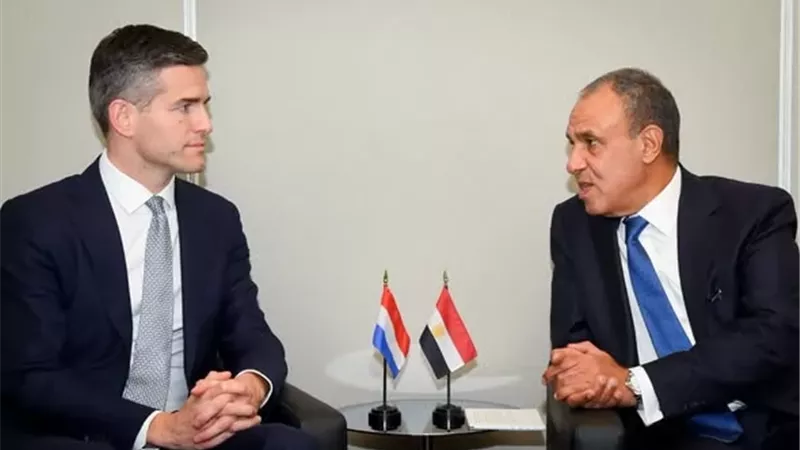وزير الخارجية يناقش مع نظيره البريطاني تعزيز العلاقات الثنائية