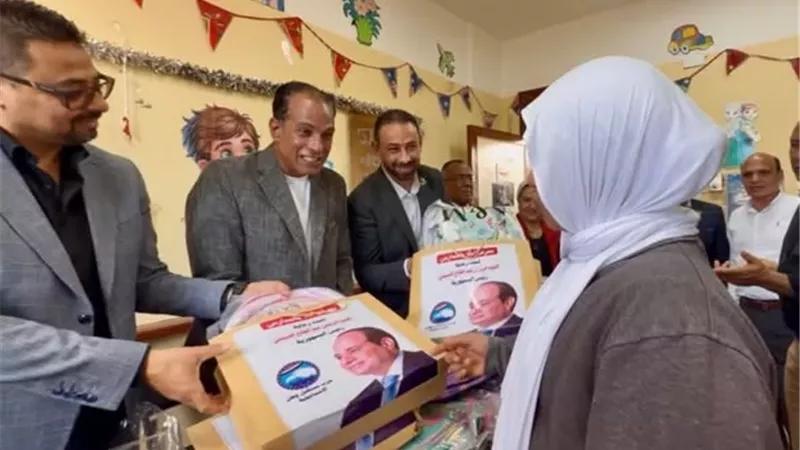 مستقبل وطن الإسماعيلية يوزع هدية الرئيس على طلاب القنطرة شرق..صور