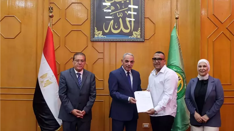 محافظ الإسماعيلية يشهد تسليم عقود عمل مدينة اللقاحات