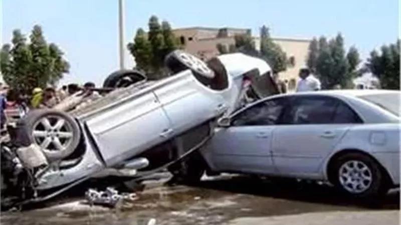 إصابة 5 إثر تصادم سيارتين بطريق السويس الصحراوى