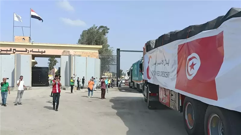 قافلة المساعدات الإنسانية الـ 281 تتوجه إلي قطاع غزة