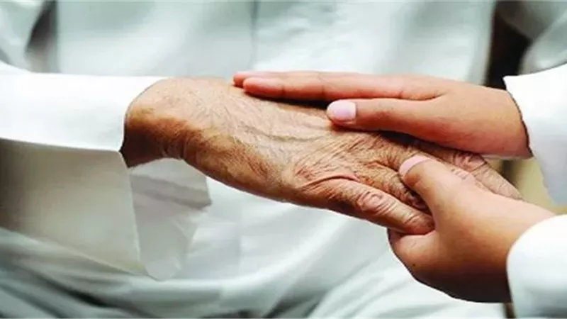 متى يجب شرعًا نفقة الأبناء على أبيهم؟..الإفتاء تُجيب