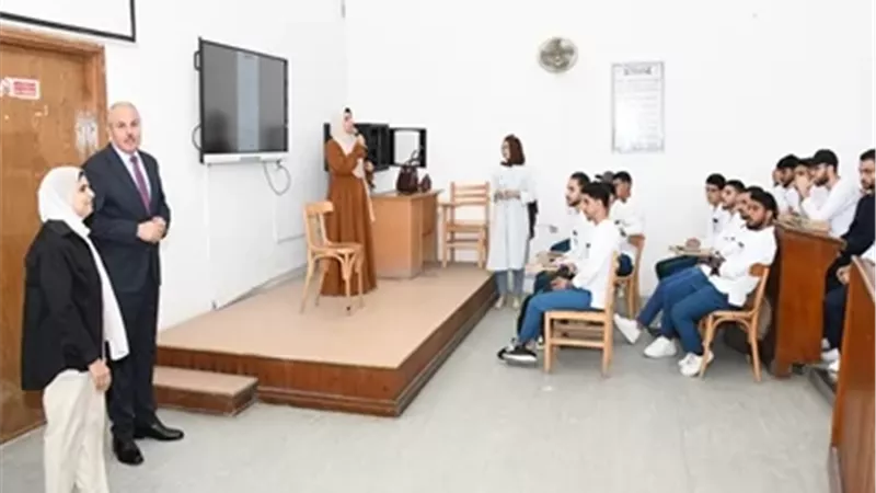 رئيس جامعة قناة السويس يتفقد مدرجات كلية التمريض