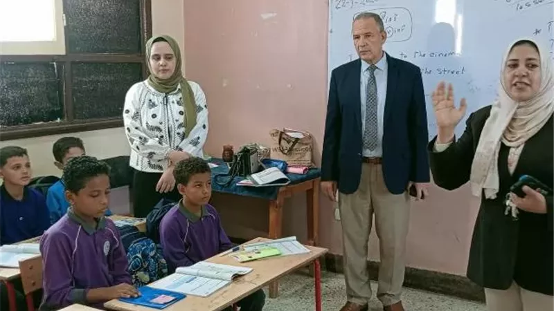 مدير تعليم أسيوط يتفقد 6 مدارس بأبنوب ويشارك طالبات طابور الصباح
