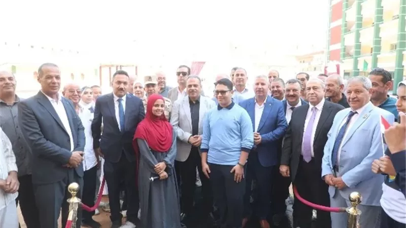 طلاب المدارس يستقبلون محافظ الشرقية بالورود والأغاني الوطنية